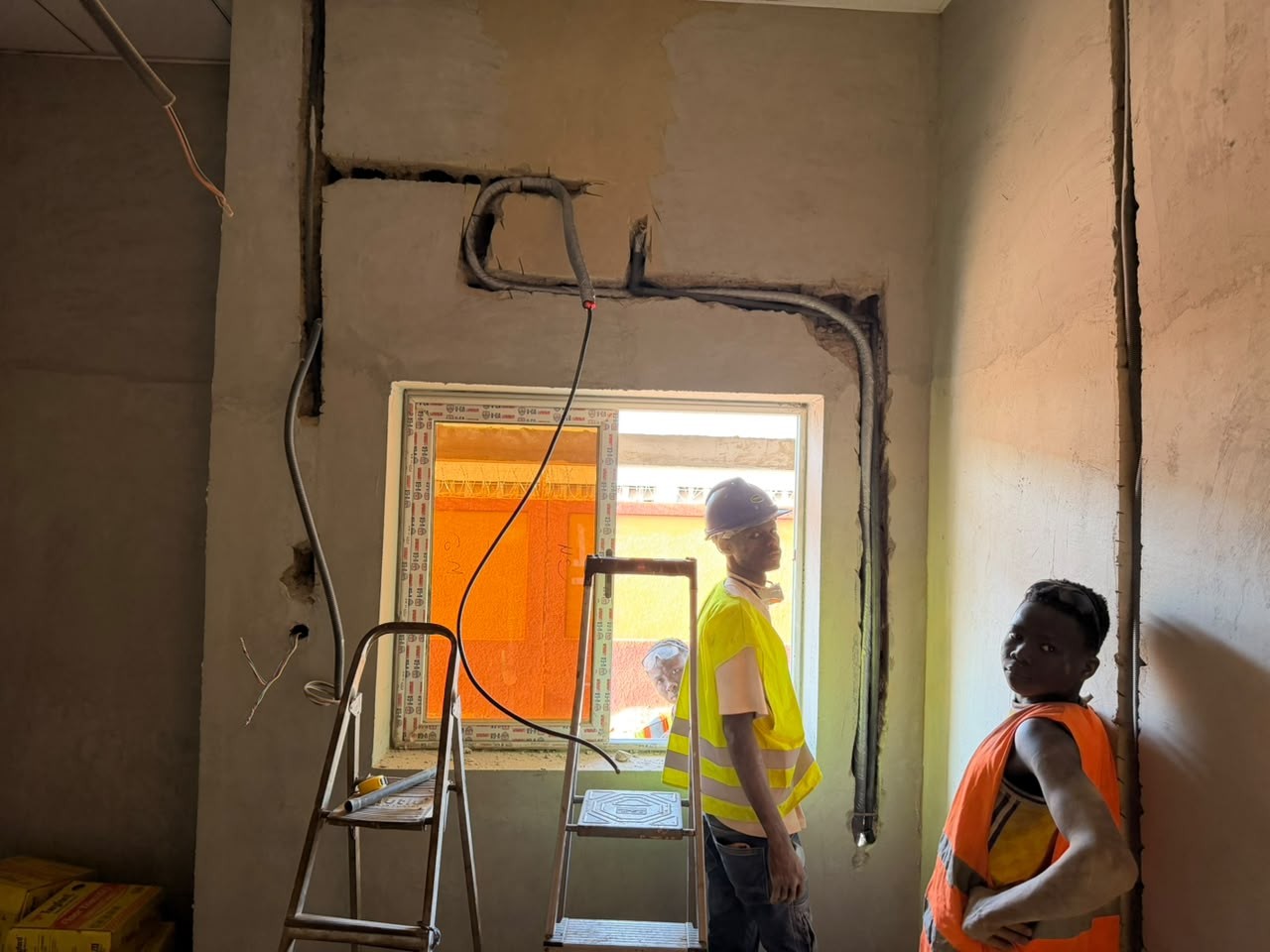 Techniciens préparant une installation de sécurité