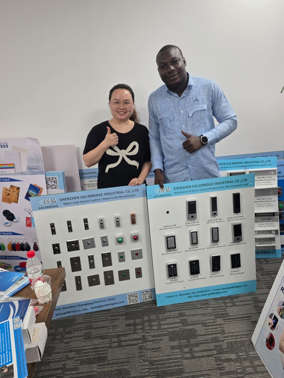 Le PDG de Bambara High Tech-Services avec une partenaire fabricante devant les panneaux de démonstration